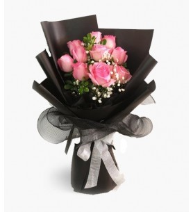 Siyah Kağıtta Pembe Gül Buketi