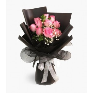 Siyah Kağıtta Pembe Gül Buketi