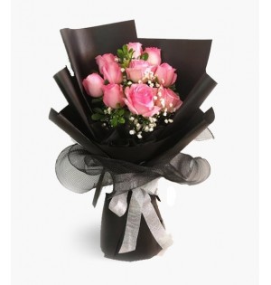 Siyah Kağıtta Pembe Gül Buketi