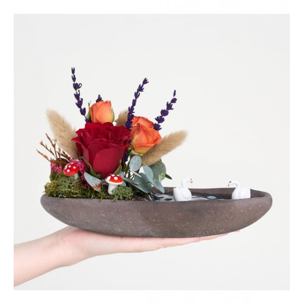 Dekor Saksıda Kırmızı Gül ve Turuncu Güllü Teraryum