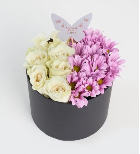 Siyah Kutuda Beyaz Güller ve Pembe Papatyalar