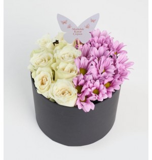 Siyah Kutuda Beyaz Güller ve Pembe Papatyalar