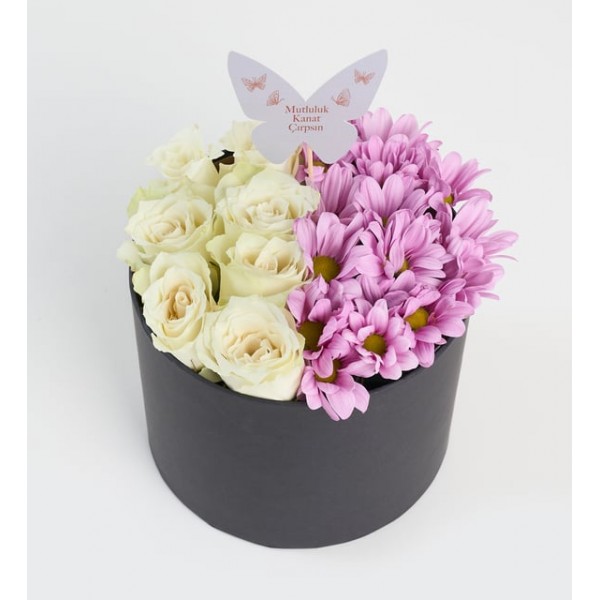 Siyah Kutuda Beyaz Güller ve Pembe Papatyalar