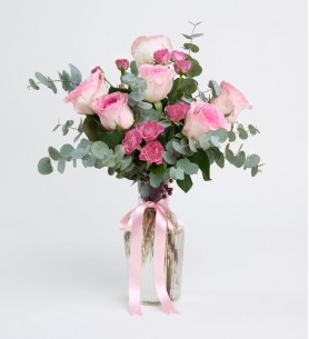 Çizgili Cam Vazoda Çiçek Aranjmanı