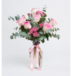 Çizgili Cam Vazoda Çiçek Aranjmanı