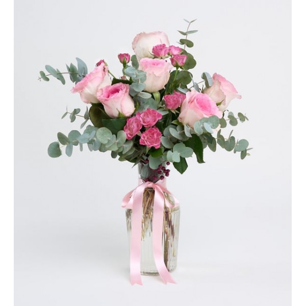 Çizgili Cam Vazoda Çiçek Aranjmanı