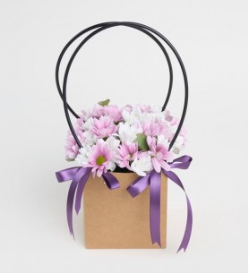 Kraft Taşıma Çantasında Pembe ve Beyaz Papatyalar