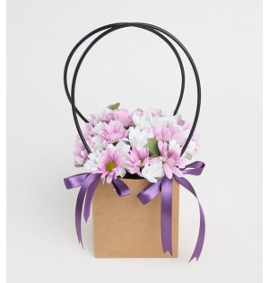 Kraft Taşıma Çantasında Pembe ve Beyaz Papatyalar