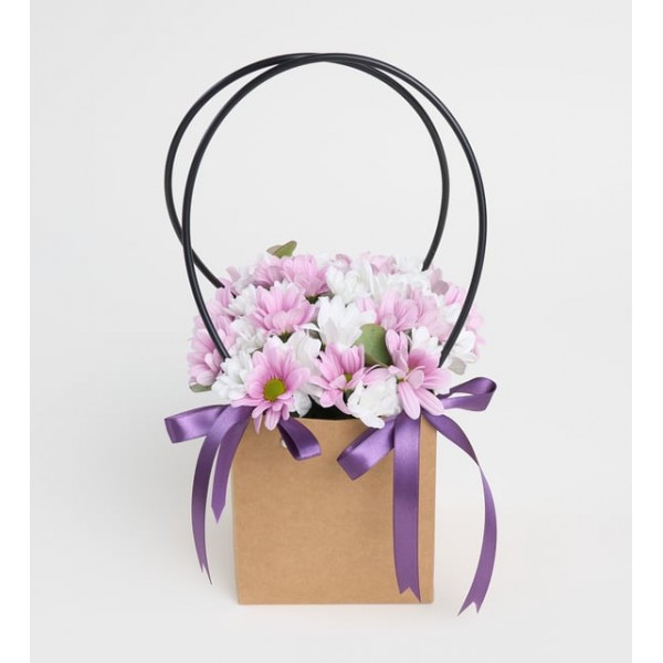 Kraft Taşıma Çantasında Pembe ve Beyaz Papatyalar