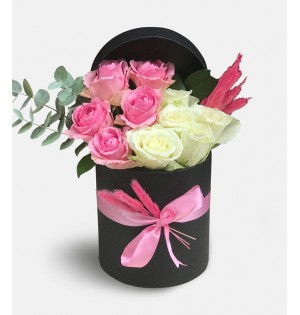 Kutuda Pembe ve Beyaz Güller