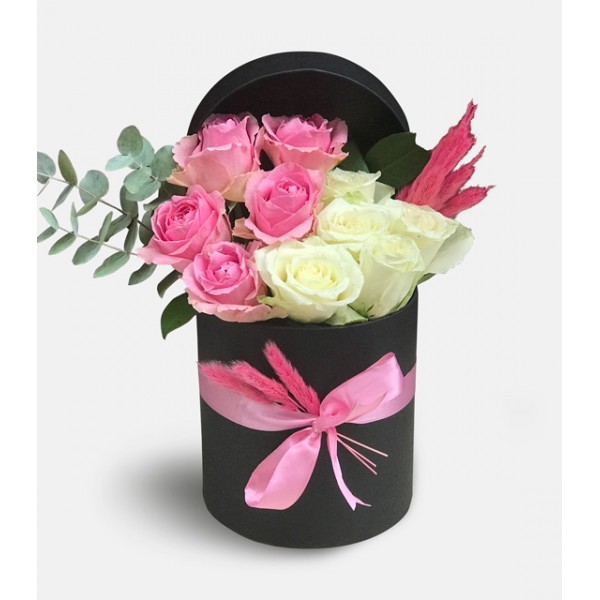 Kutuda Pembe ve Beyaz Güller