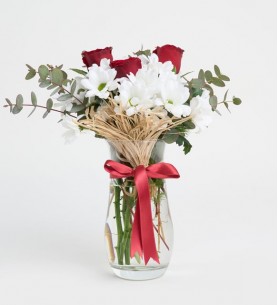 Cam Vazoda 3 Kırmızı Gül ve Beyaz Papatyalar