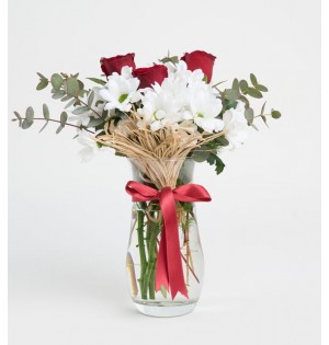 Cam Vazoda 3 Kırmızı Gül ve Beyaz Papatyalar