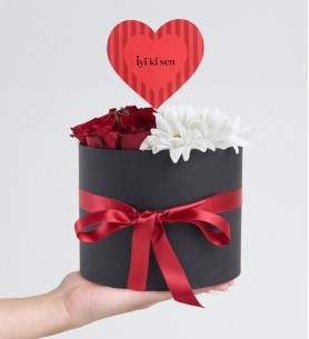 Siyah Kutuda Kırmızı Güller ve Beyaz Papatyalar