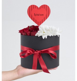 Siyah Kutuda Kırmızı Güller ve Beyaz Papatyalar