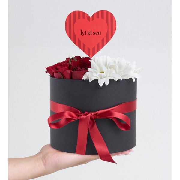 Siyah Kutuda Kırmızı Güller ve Beyaz Papatyalar